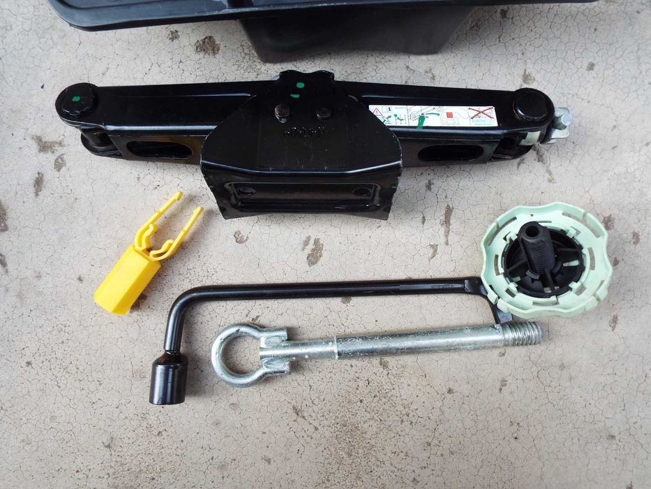 vand trusa cric peugeot 208,308,307,207,citroen c1,c2,c3,c4 pret200ron