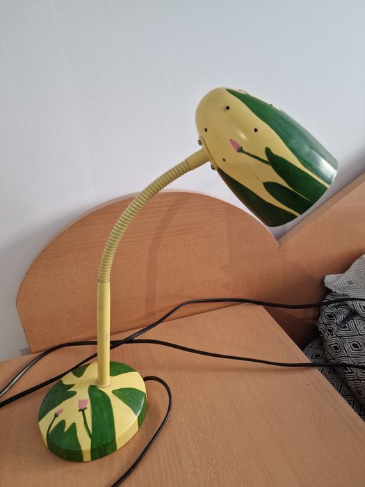 Настолна детска лампа с подвижно рамо