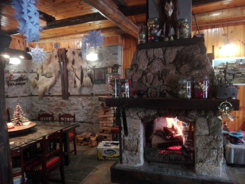 Продавам къща за живеене и къща за гости с голям двор