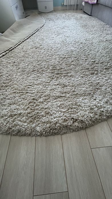 Ковер с пушистым ворсом.