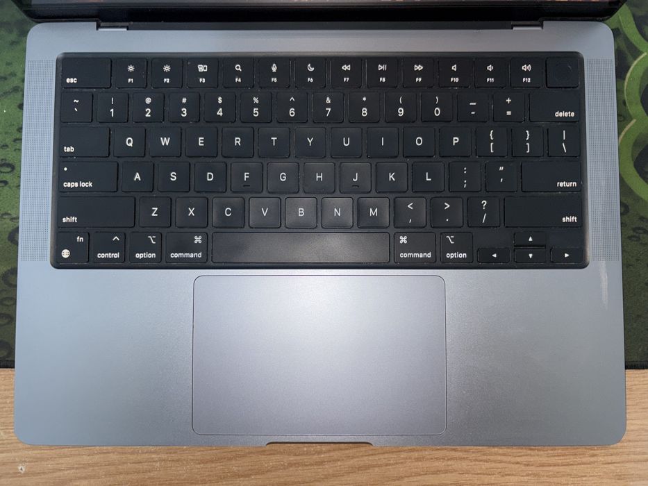 MacBook Pro 14" (2021) M1 Pro | 16GB RAM | 512GB SSD | Accesorii