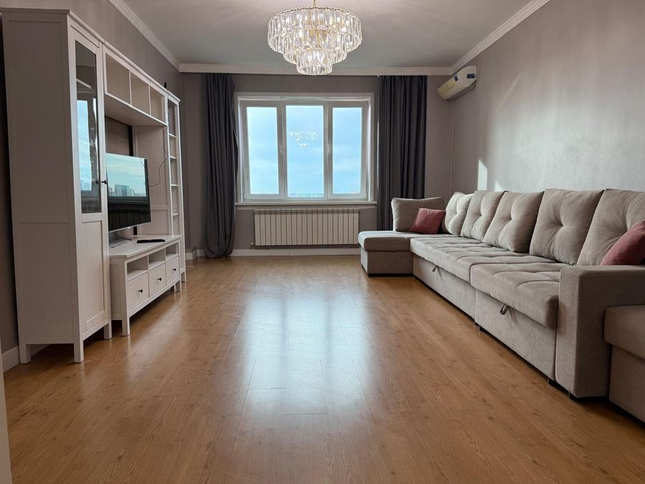 Продам угловой диван с пуфиком