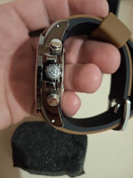Ceas  sport pentru bărbați Fredric Dual Time (cu afișaj hibrid analog-digital și curea din cauciuc/silicon).