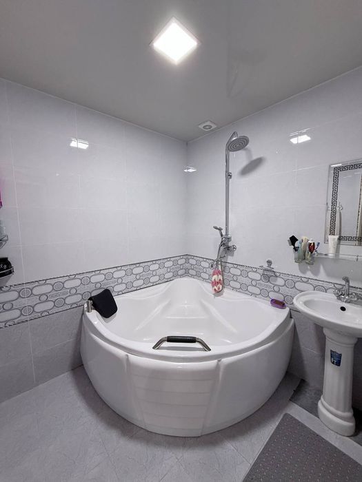 Kvartira sotiladi sergeli  7A novostroyka 6/1/3 82+150m²