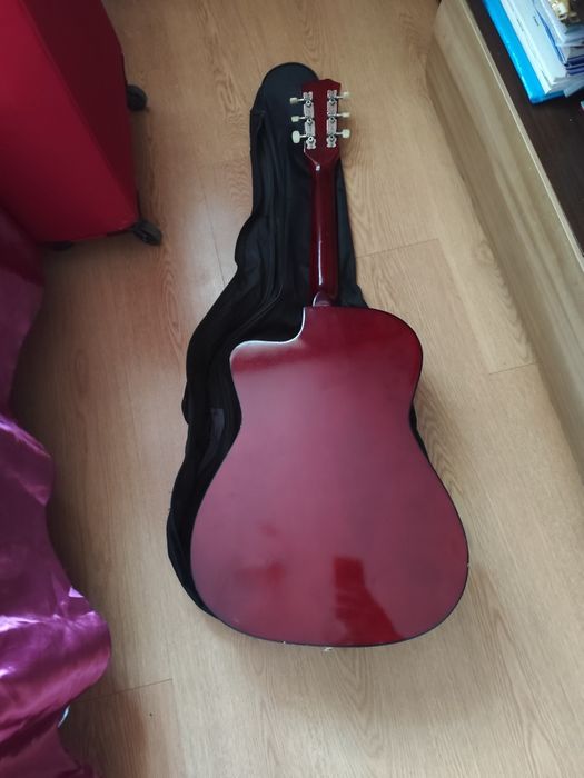 Продам гитару состояние нормальное