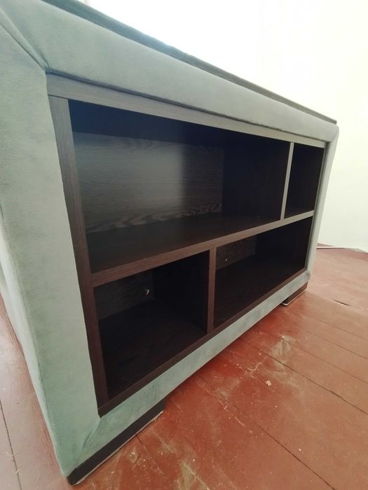 Разтегателен ъглов диван, с подлакътник етажерка