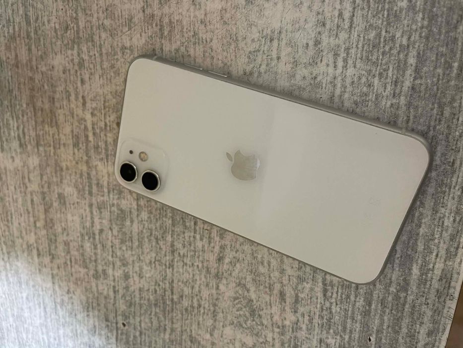 Vând iPhone 11 alb
