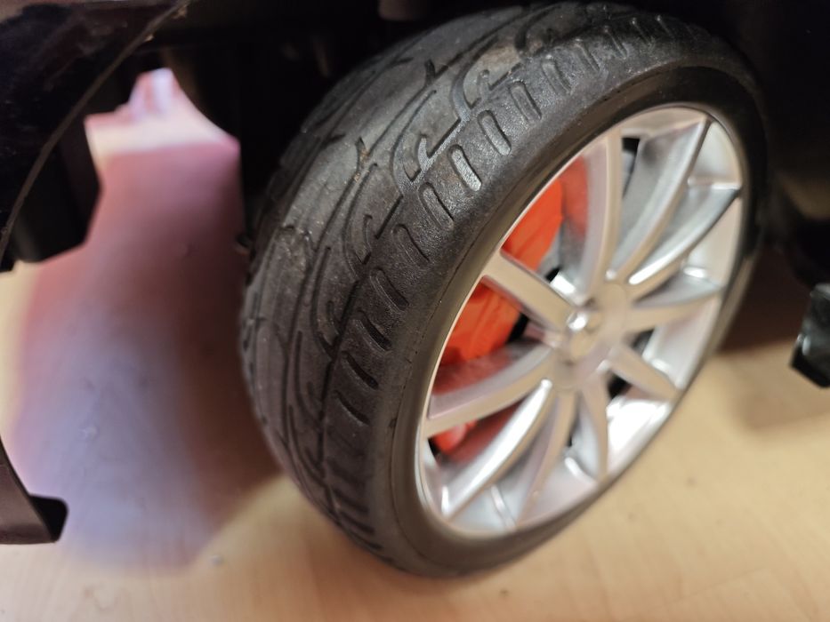 Mercedes с Гуми Инна акумулаторна количка за деца