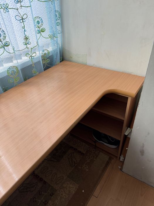 Стол в спальню угловой