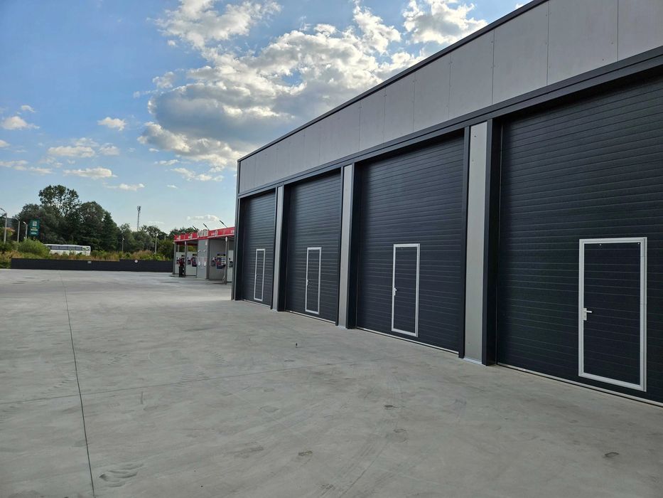 Vand Hala Metalica cu usi completa la gata cu panouri sandwich