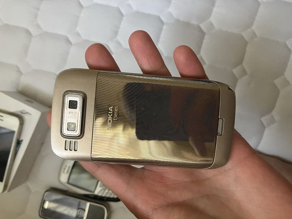 Iphone 4s 32gb. Nokia e72