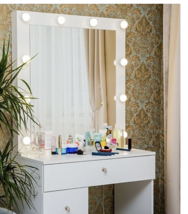 Продам Гримерное зеркало с тумбой