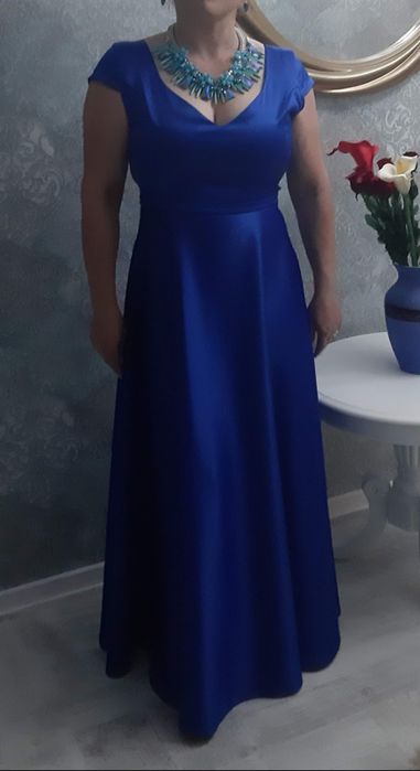 Rochie tafta mărimea M.purtata de doua ori.este impecabila.pret 200 ron