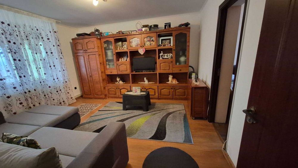 Apartament 3 camere decomandat in Onesti, zona de sus.