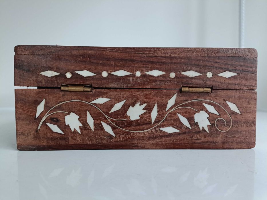 Дървена кутия за бижута , инкрустирана със седеф.