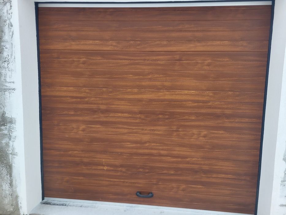 Uşă de garaj secțională termoizolantă - 2,4 x 2,2 m