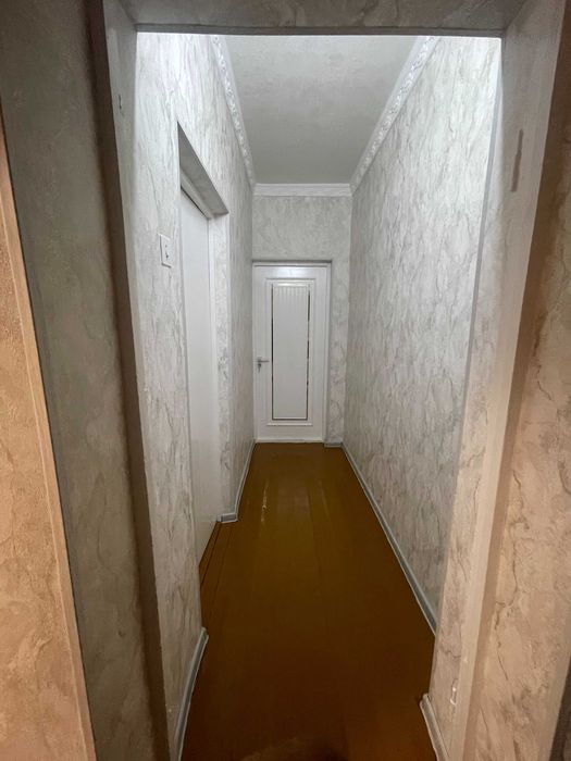 Shahar markazida joylashgan, yangi ta'mirlangan 3 XONALI UY sotiladi