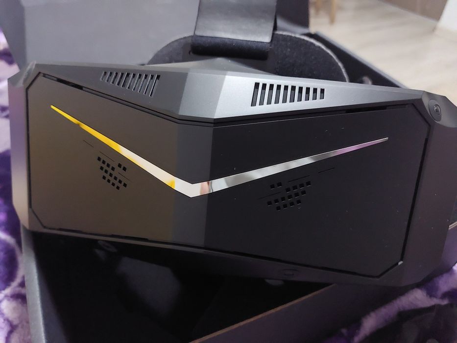 cască Pimax Crystal Light VR. 
Aceasta este un dispozitiv PC VR care n