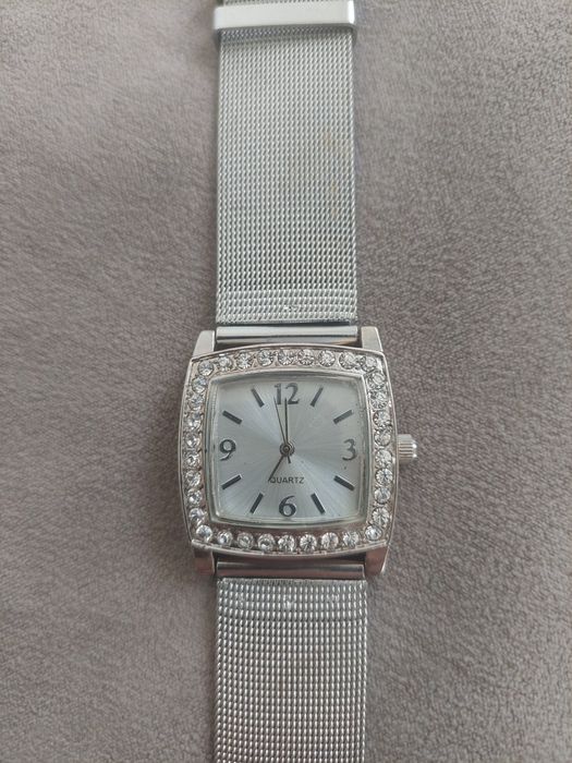 Дамски кварцов часовник.