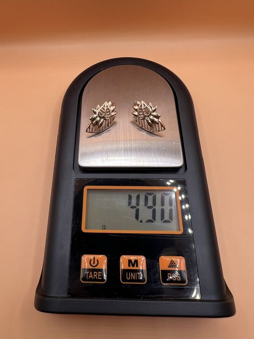 Продам золотые серьги.