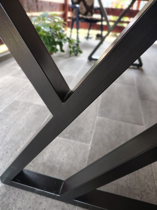 Masă dining premium din lemn masiv și metal, design modern industrial