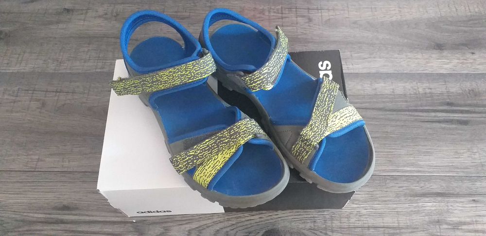 Детски оригинални маратонки на Адидас и сандали 40 номер-50лв.