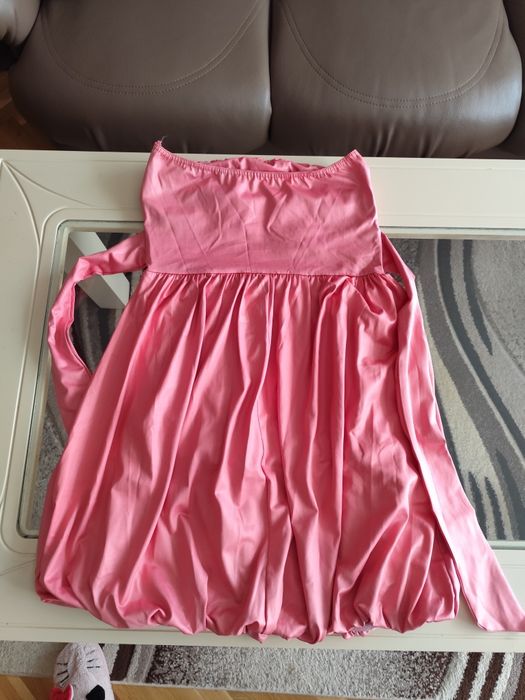 Розова сатенена рокля