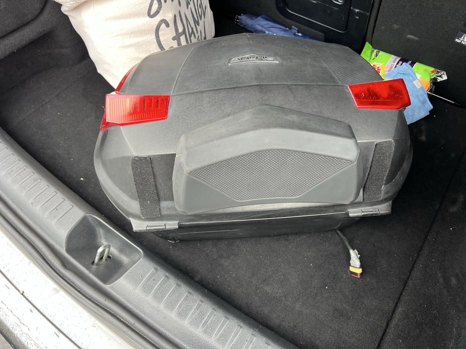 Givi Blade B47 top case cu spătar leduri și suport monolock