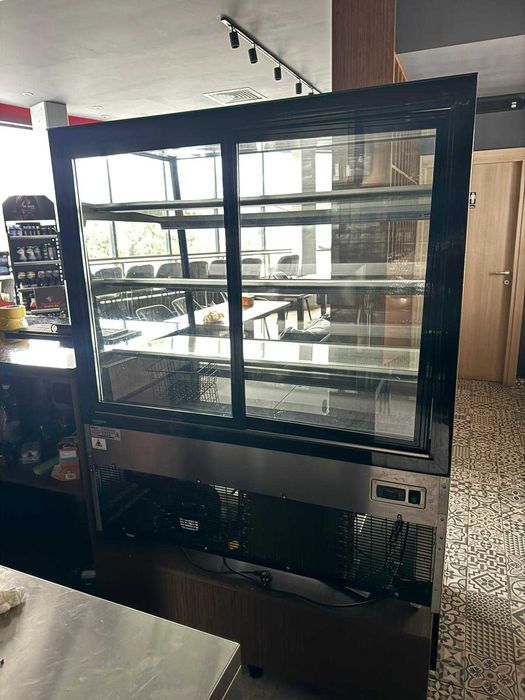 Vand VITRINA FRIGORIFICA de prezentare ca noua 650l