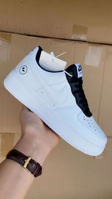 Новые кроссовки.