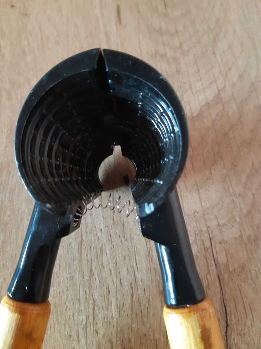 Орехотрошачка с дървени дръжки