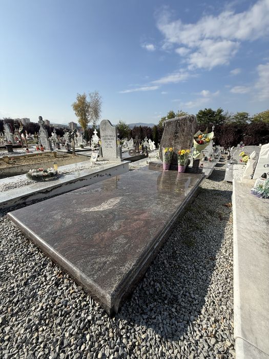Monumente funerare din granit și marmură – execuție la comandă