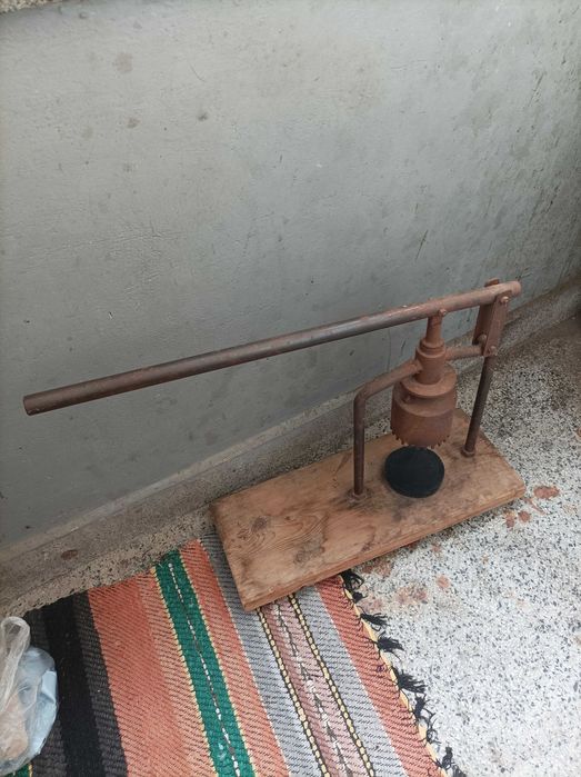 Продавам машинка за затваряне на буркани