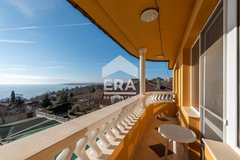 Четириетажна обзаведена къща за продажба, с двор, 4 гаража и морска па