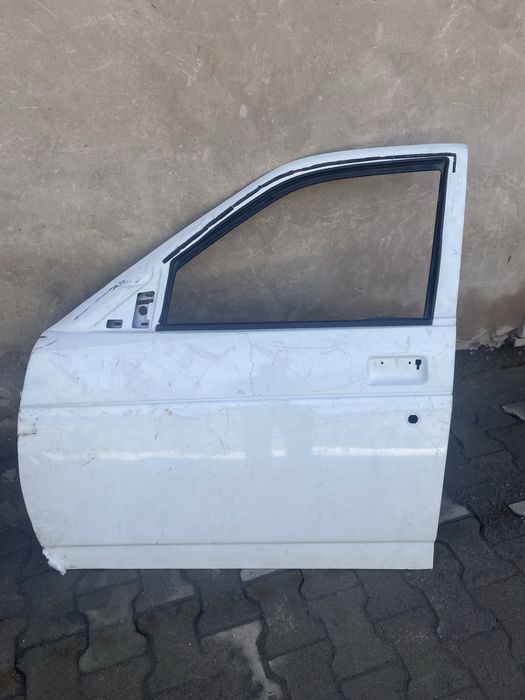 продам левый передний дверь от лада приоры!!!