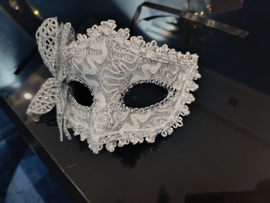 Великолепная карнавальная маска в серебряном цвете