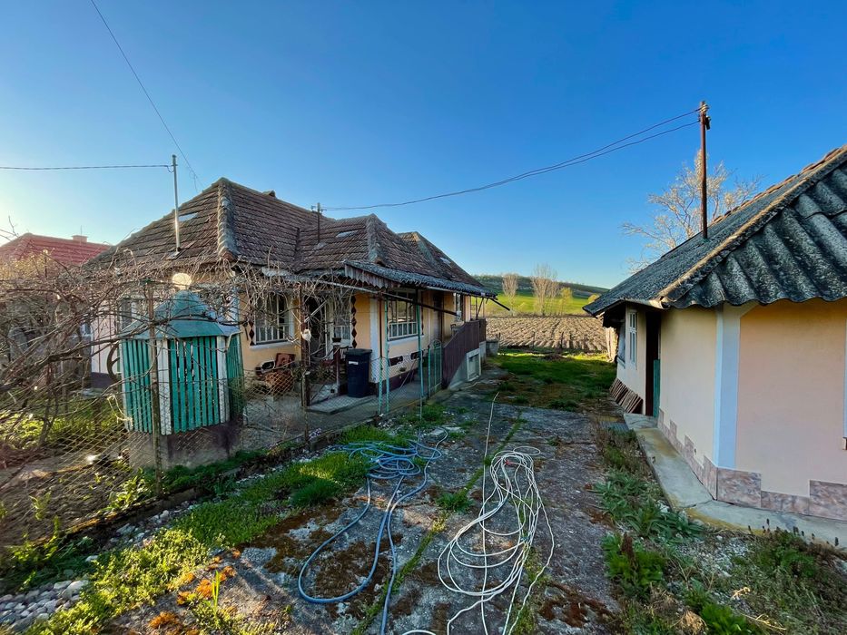 Casă cu 3 camere, teren 1000mp