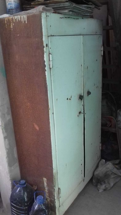 Продаётся железный шкаф и ящик,столики металл толстый тяжёлые.