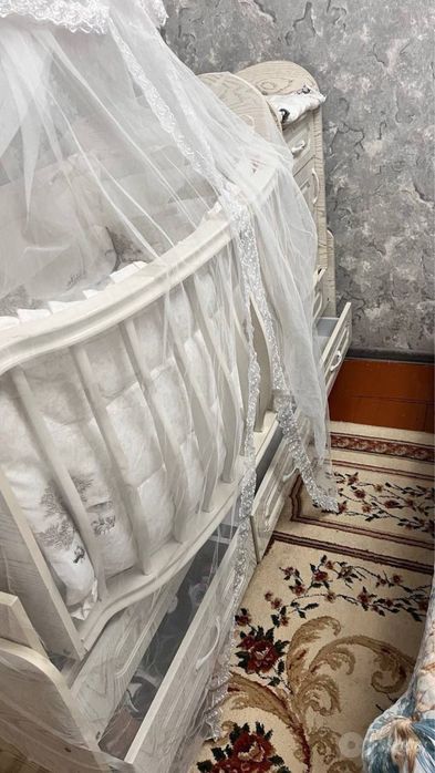 Bolalar krovati tebratsa ham bòladi