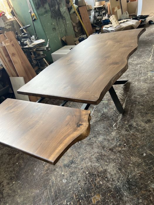 Уникална трапезна маса от орех и дъб с естествени криви ръбове