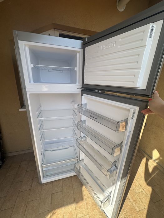 Vand frigider Sharp