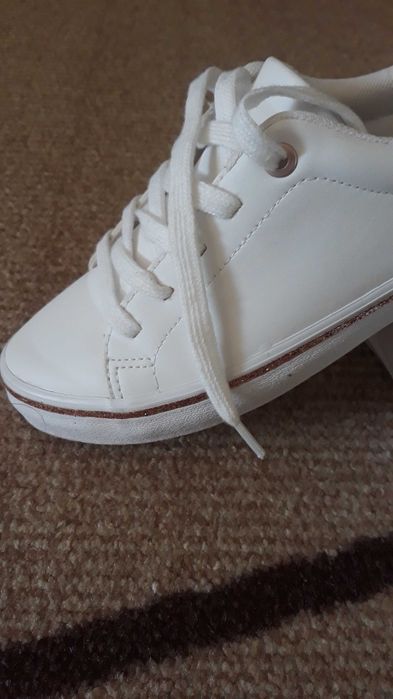 Бели маратонки за момиче