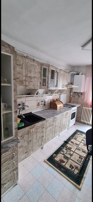 Propietar inchiriez ap. 3 camere,et.3, zona centrala
