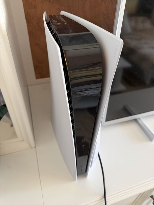 Vand ps5 disc fara probleme, cu tot cu maneta si joc
