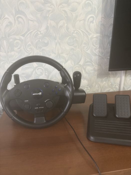 Игровой руль с педалями