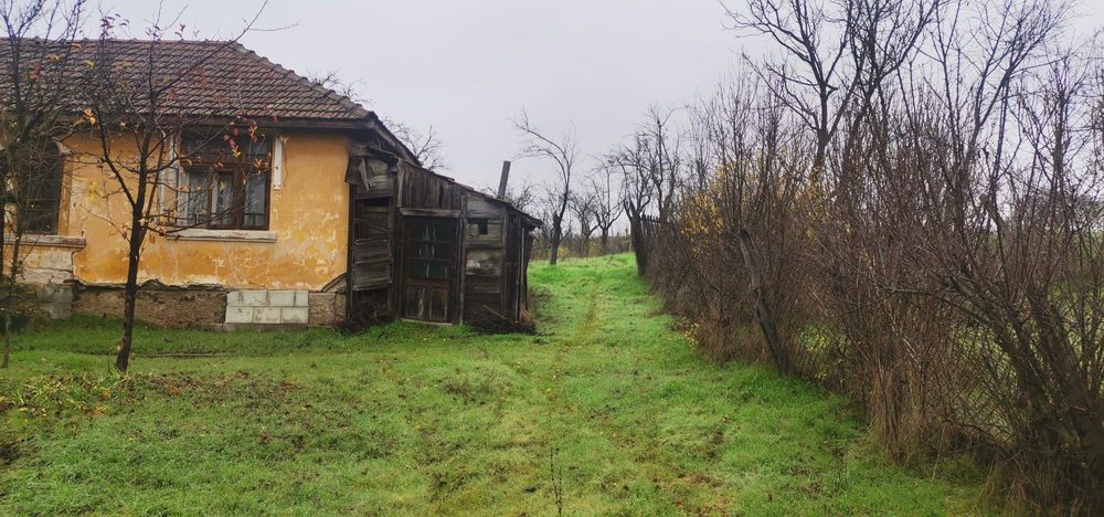 Vand teren cu casa batraneasca nelocuibila
