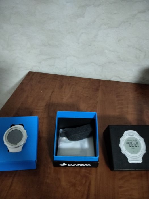 Продам белые наручные часы