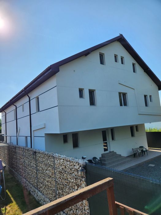 Închiriez clădire/casă/pensiune