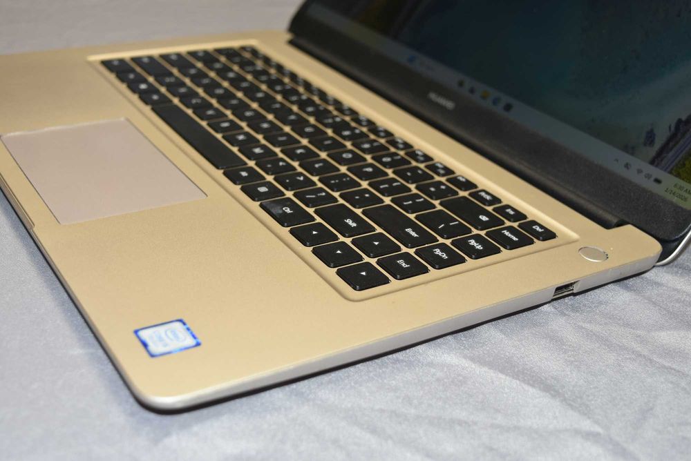 15.6 инча лаптоп Huawei I5 7200U 8 GB Nvidia SSD - батерия и зарядно