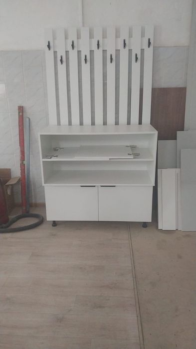 Продам прихожу и столы.